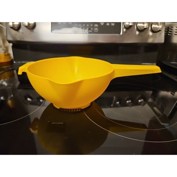 Vintage Tupperware 1523-8 Yellow 2 Qt Strainer Colander Handle 2 Spouts - Picture 2 of 15